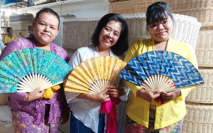 Arum Dalu, Indonesien: Bambus-Handfächer aus Fairem Handel – CONTIGO Fairtrade Shop Handelspartner