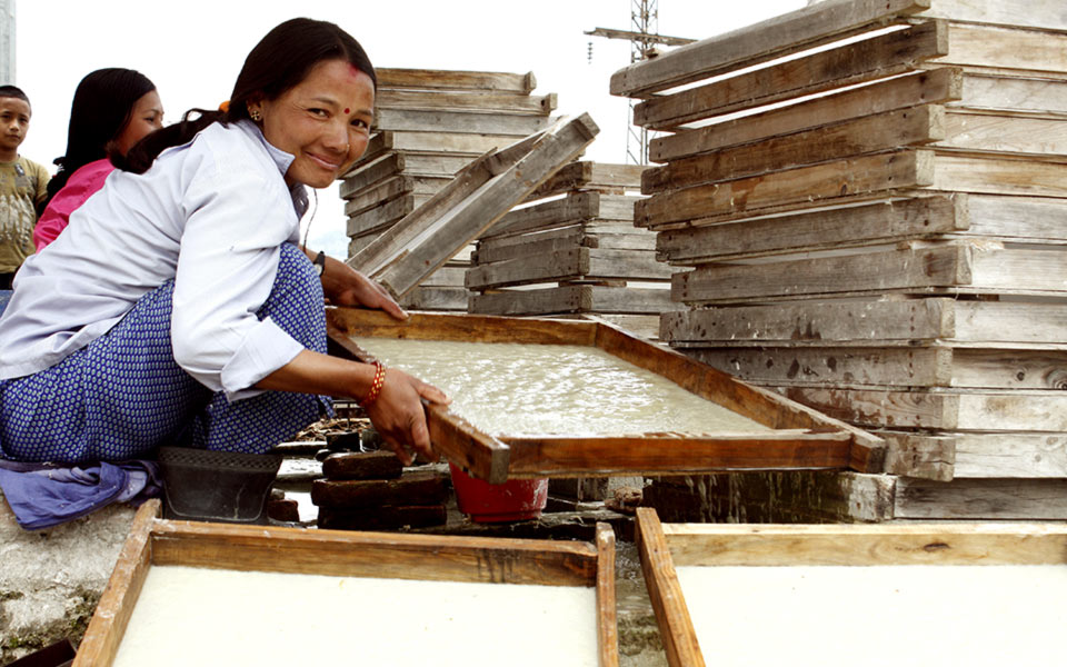 Dhakhwa, Nepal: Handgeschöpftes Papier aus Fairem Handel – CONTIGO Fairtrade Shop Handelspartner