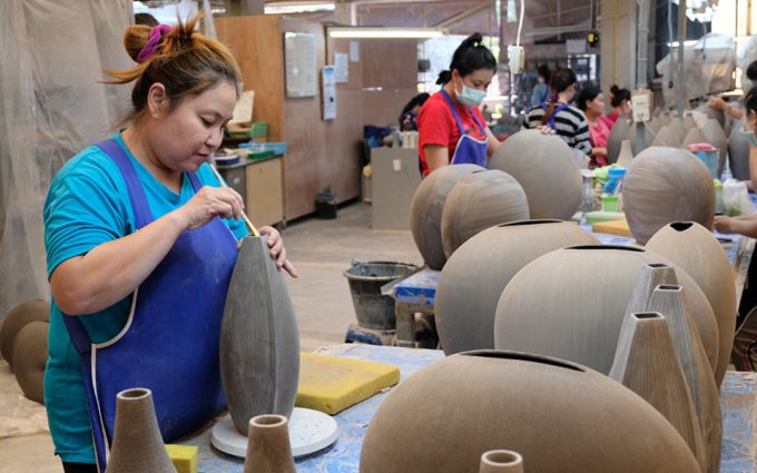 Dhanabadee, Thailand: Vasen und Tischdekoration aus Fairem Handel – CONTIGO Fairtrade Shop Handelspartner