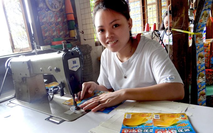 Kilus, Philippinen: Saftpacktaschen aus Fairem Handel – CONTIGO Fairtrade Shop Handelspartner