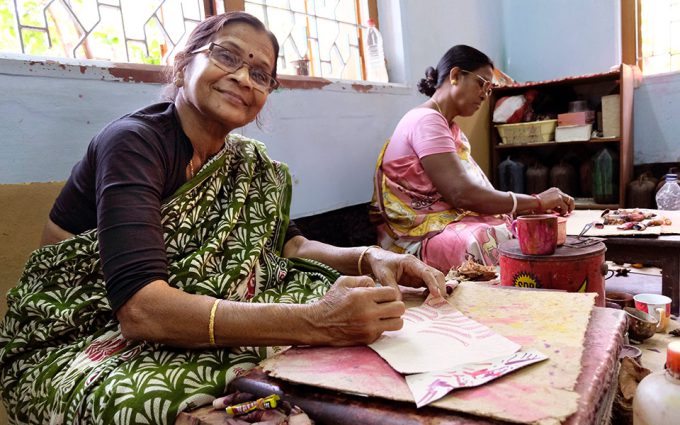 Santir Silpa, Indien: Handbemaltes Shantileder Handtaschen aus Fairem Handel – CONTIGO Fairtrade Shop Handelspartner