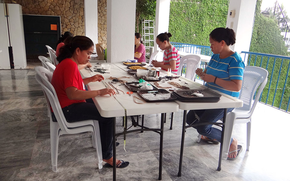 Shine, Philippinen: Naturschmuck aus Capizmuschel und Palmsamen aus Fairem Handel – CONTIGO Fairtrade Shop Handelspartner