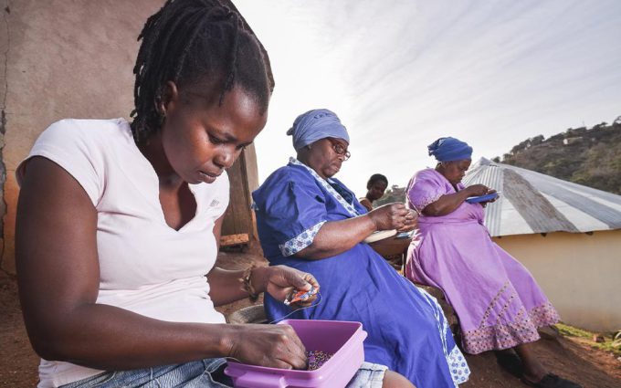 Wozamoya, Südafrika: Little Traveller Perlendeko aus Fairem Handel – CONTIGO Fairtrade Shop Handelspartner