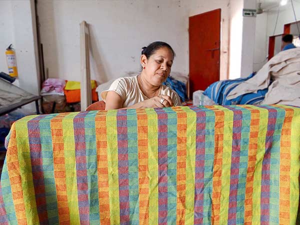 Herstellung H&auml;ngematten Jaquard- Webstuhl von Contigo Fairtrade Shop