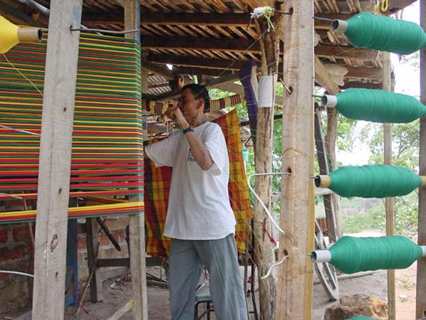 Herstellung H&auml;ngematten auf dem Webstuhl von Contigo Fairtrade Shop