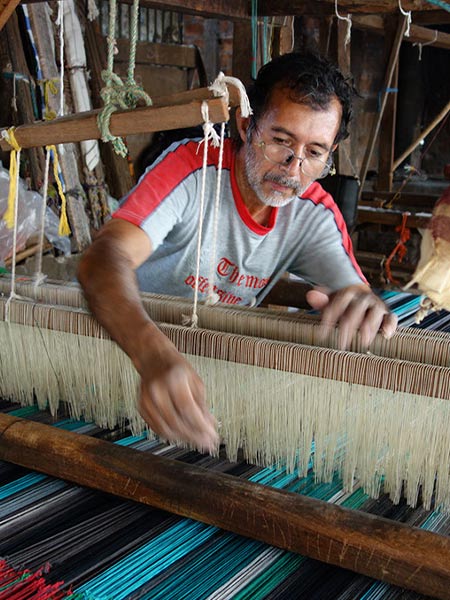 Herstellung H&auml;ngematten auf dem Webstuhl von Contigo Fairtrade Shop