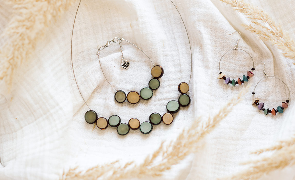 Fair Trade Naturschmuck aus Tagua-Nuss kaufen: Veganer Modeschmuck, nachhaltig und handgefertigt von CONTIGO Fairtrade Shop 
