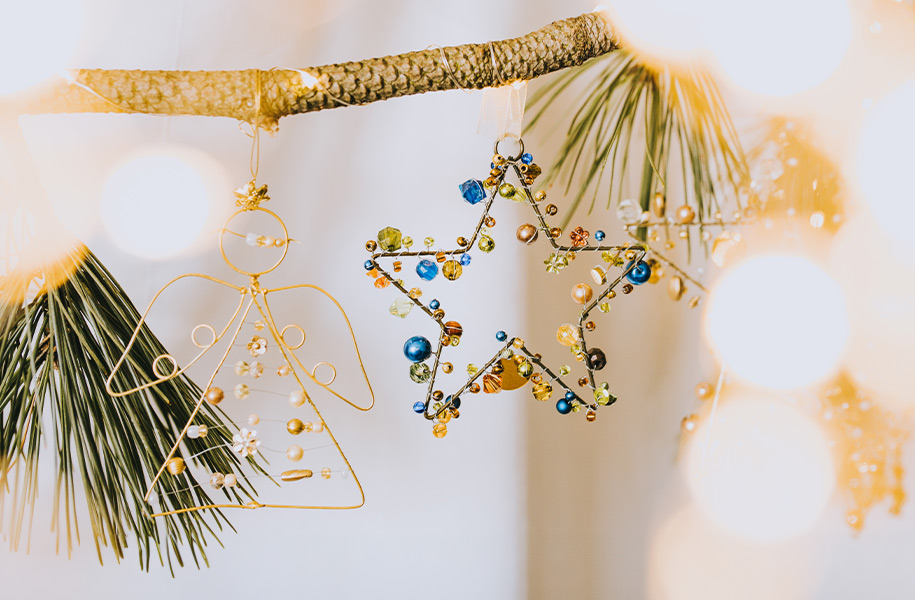 Nachhaltiger Baumschmuck und Perlendekoration für Weihnachten kaufen: Fair Trade Weihnachtssterne, Christbaumkugeln, handgefertigt von CONTIGO Fairtrade Shop