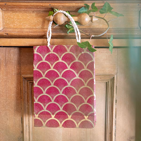 Geschenktüte S JAKOBSMUSCHEL, beere-gold, Loktapapier / CONTIGO Fairtrade Onlineshop