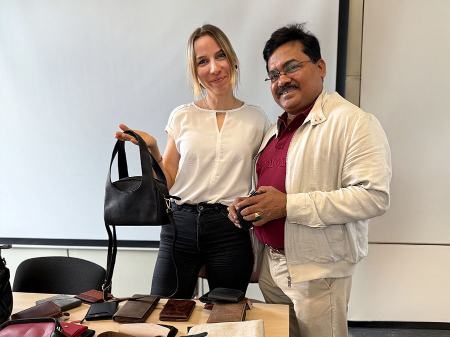 Fair Trade Ledertaschen aus Indien: Indiwieduella Wechselklappen Taschen von Artisan Well - CONTIGO Fairtrade Shop
