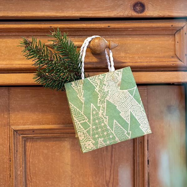 Geschenktüte XS WEIHNACHTSWALD, grün-gold, Loktapapier / CONTIGO Fairtrade Onlineshop