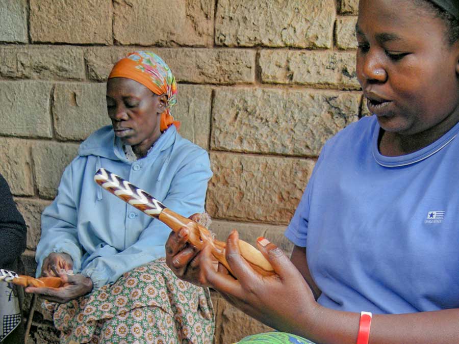 Fair Trade Holzwaren aus Kenia: Schalen und Salatbestecke aus gebatikten Knochen und Olivenholz von Asango - CONTIGO Fairtrade Shop