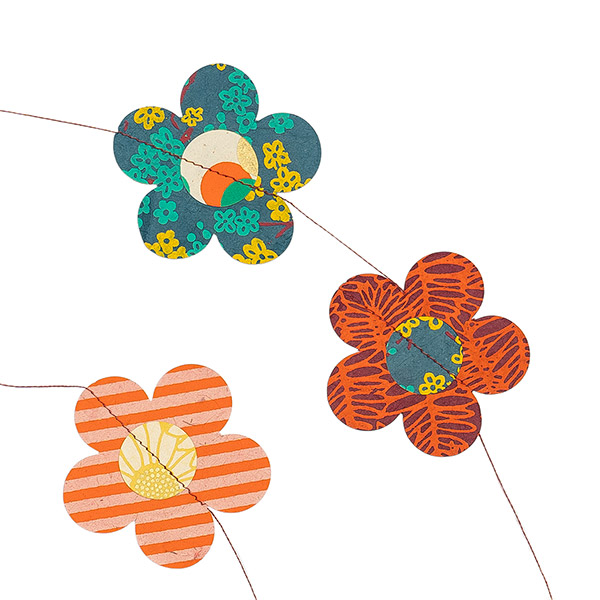 Girlande BLÜMCHEN bunt, 180 cm, Loktapapier, handgeschöpft / CONTIGO Fairtrade Onlineshop