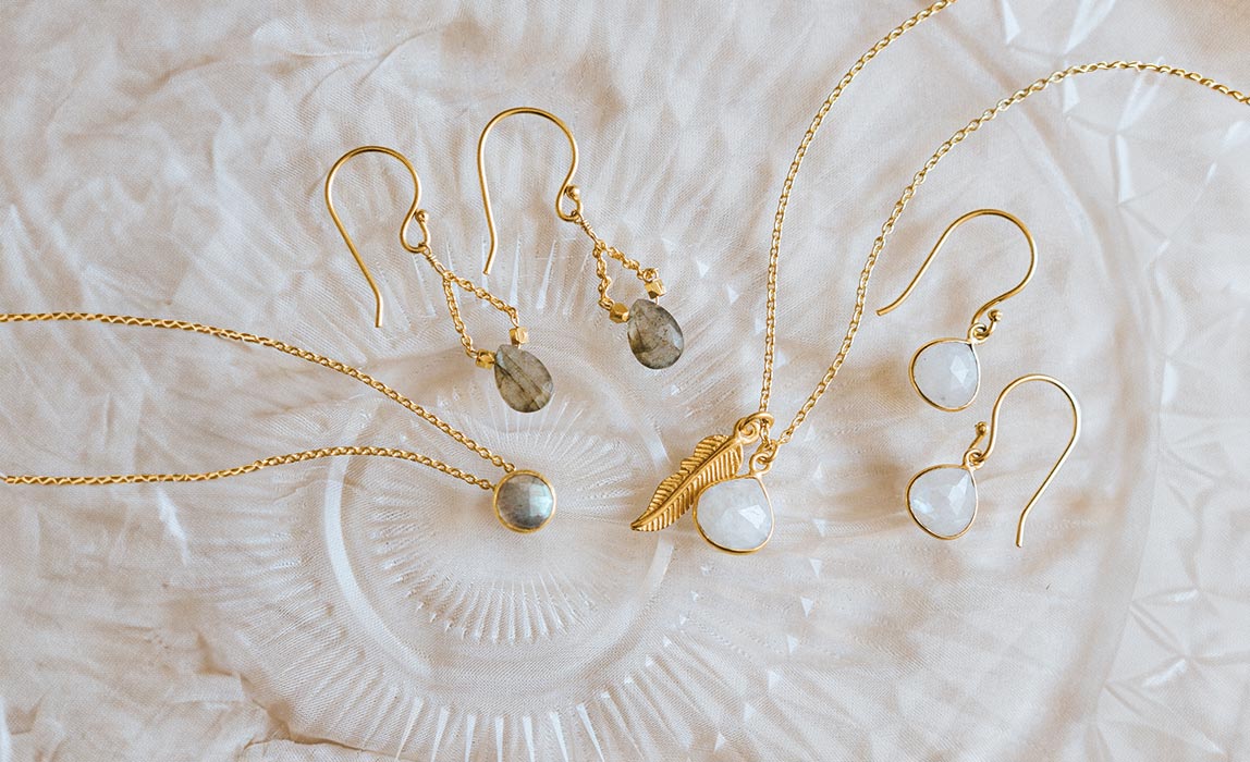 Fair Trade Schmuck aus Gold kaufen: Filigrane Halskette und Ohrringe, nachhaltig und handgefertigt von CONTIGO Fairtrade Shop 