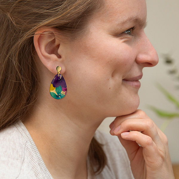 Ohrringe Drop BLÜTEN bunt, vergoldet / CONTIGO Fairtrade Onlineshop
