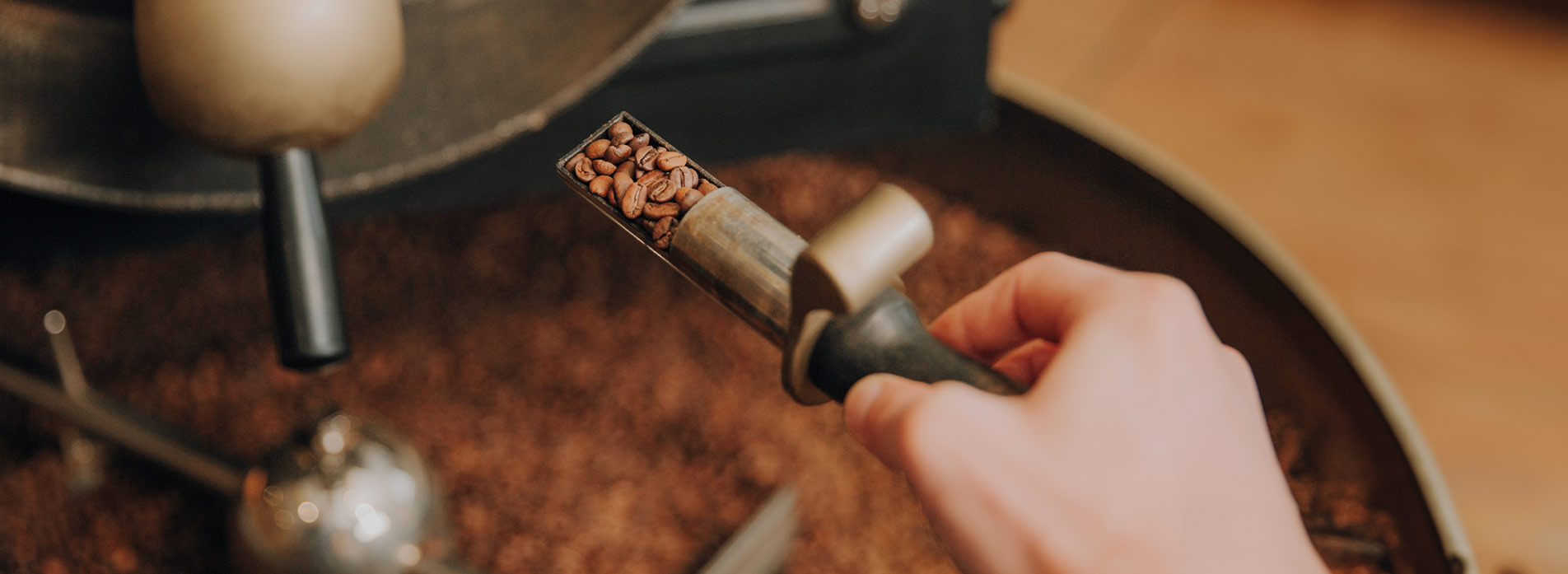 Aufwändige und schonende Kaffeeröstung im traditionellen Trommelröstverfahren: CONTIGO Kaffeewissen über Bio Fair Trade Kaffeeanbau