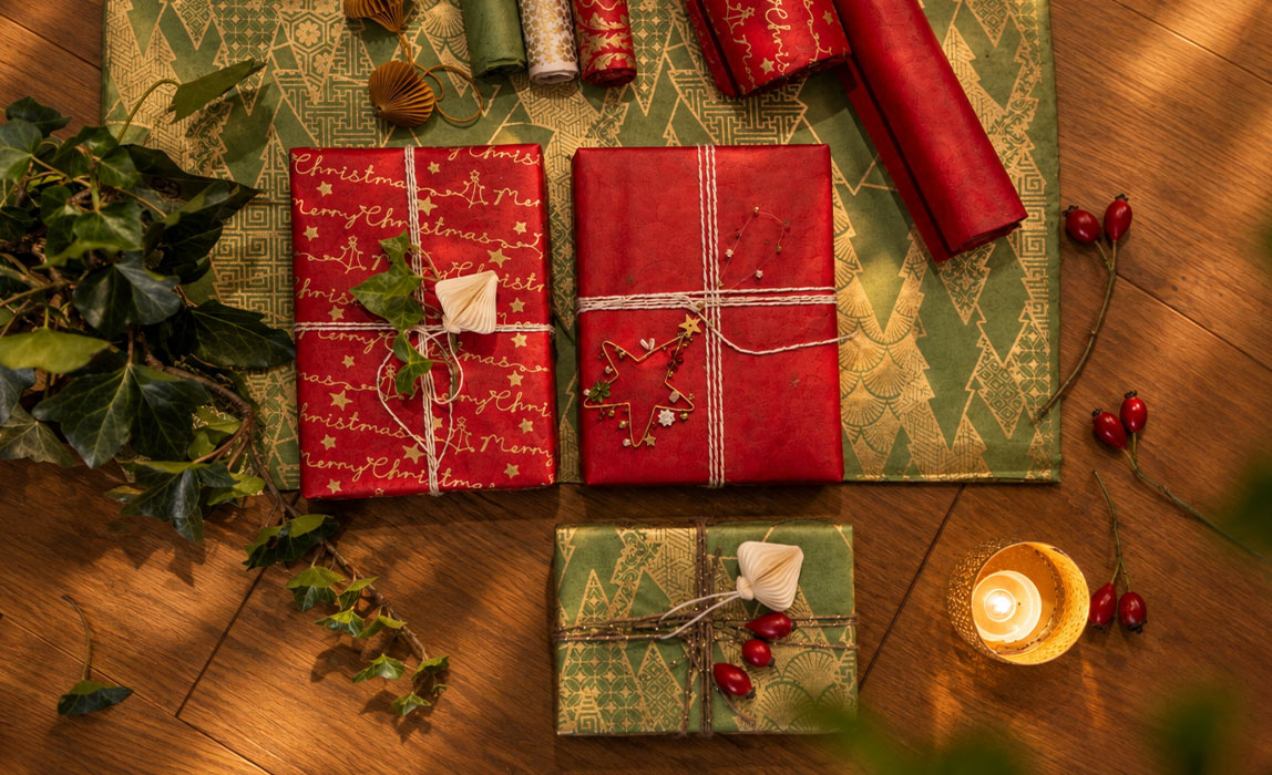 Fair Trade Geschenkpapier, Geschenktüten und Boxen kaufen: Fair Trade Weihnachgeschenke plastikfrei verpacken mit Loktapapier von CONTIGO Fairtrade Shop
