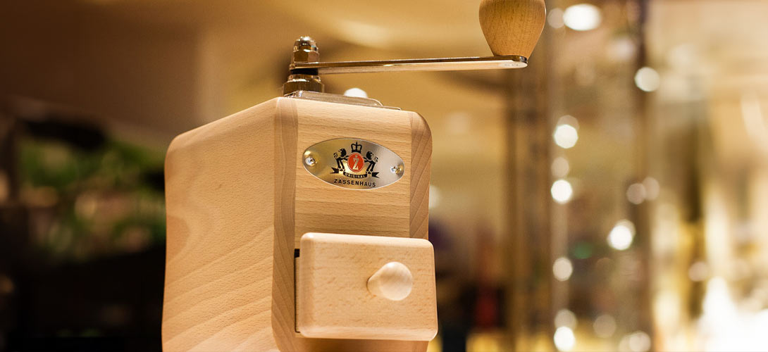 Zassenhaus Kaffeemühle hier kaufen Hochwertige Kaffeemühle von Zassenhaus aus Holz mit langlebigem Mahlwerk für CONTIGO Bio Fair Trade Kaffeebohnen und Espresso