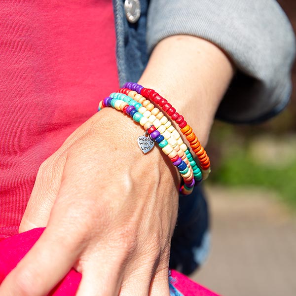 Armband Rainbow PRIDE mit Kettchen, Kokosnuss / CONTIGO Fairtrade Onlineshop