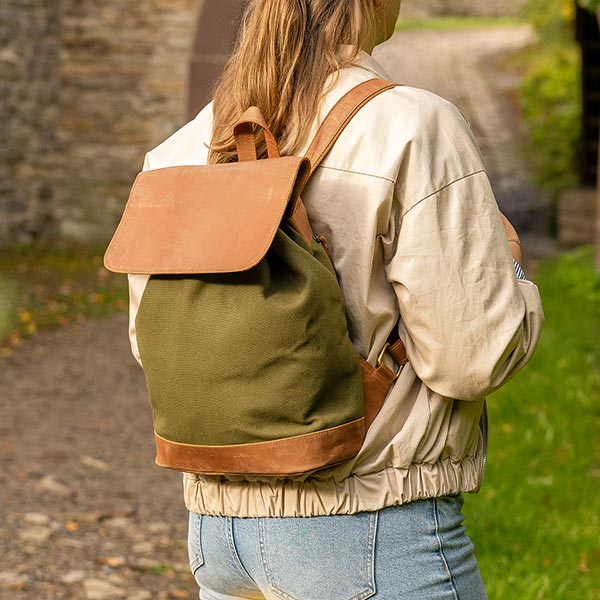 Rucksack, waldgrün, Leder und Bio-Baumwollcanvas / CONTIGO Fairtrade Onlineshop