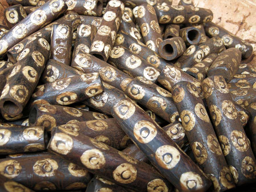 Fair Trade Holzwaren aus Kenia: Schalen und Salatbestecke aus gebatikten Knochen und Olivenholz von Asango - CONTIGO Fairtrade Shop