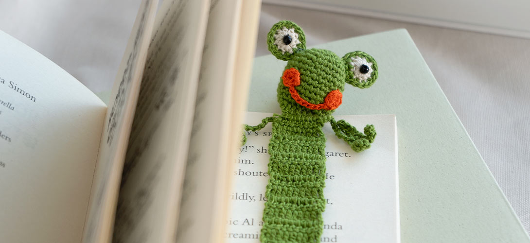 Frosch Lesezeichen und niedliche Häkelideen kaufen: Fair Trade Maßbänder gehäkelt und ausgefallene Geschenkideen von CONTIGO Fairtrade Shop