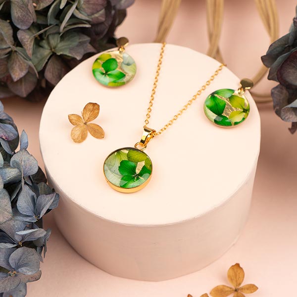 Ohrringe rund BLÜTEN grün, vergoldet / CONTIGO Fairtrade Onlineshop