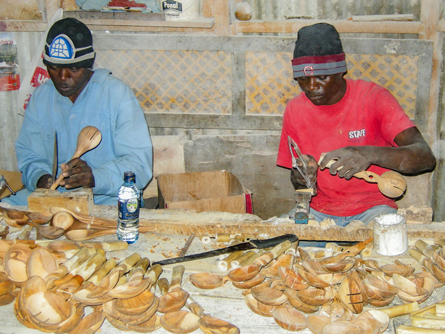 Fair Trade Holzwaren aus Kenia: Schalen und Salatbestecke aus gebatikten Knochen und Olivenholz von Asango - CONTIGO Fairtrade Shop