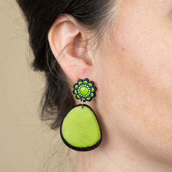 Ohrringe DUO kiwi, Tagua und Flaschenkürbis / CONTIGO Fairtrade Onlineshop