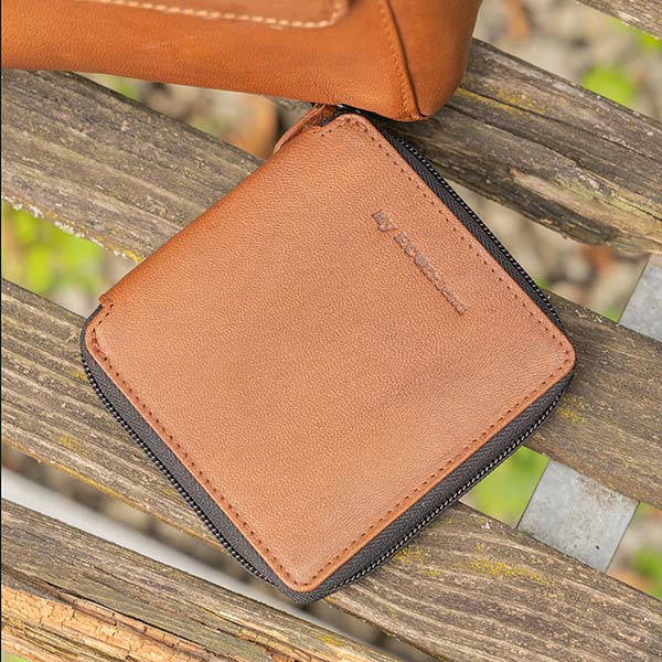 Börse SQUARE SPORTY chestnut, Ziegenleder / CONTIGO Fairtrade Onlineshop