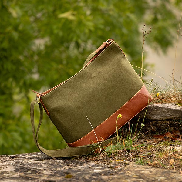 Tasche MAHILA waldgrün, Leder und Bio-Baumwollcanvas / CONTIGO Fairtrade Onlineshop