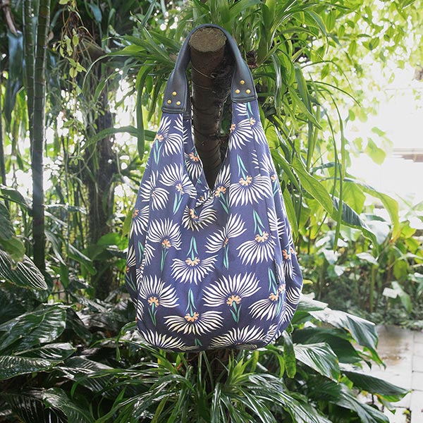 Tasche HOBOBAG BLUE FLOWER, dunkelblau, Baumwollcanvas / CONTIGO Fairtrade Onlineshop