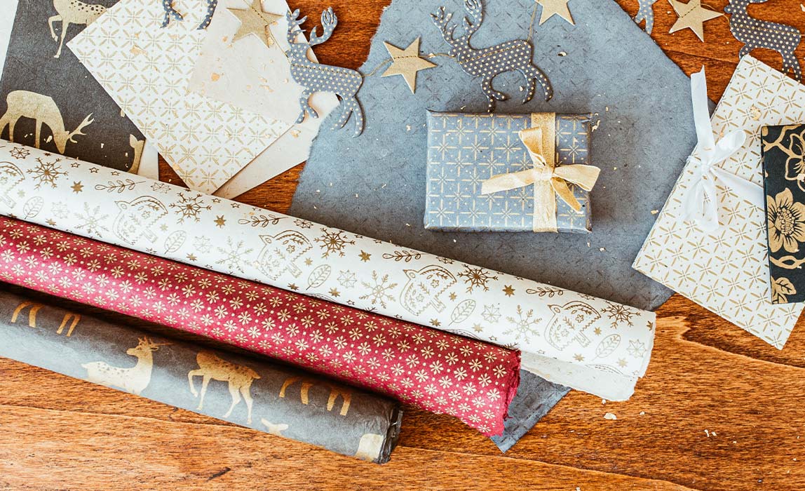 Fair Trade Geschenkpapier, Geschenktüten und Boxen kaufen: Fair Trade Weihnachgeschenke plastikfrei verpacken mit Loktapapier von CONTIGO Fairtrade Shop