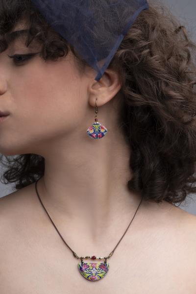 Halskette Blumen-Muster Halbkreis, blau-bunt, Fliese / CONTIGO Fairtrade Onlineshop