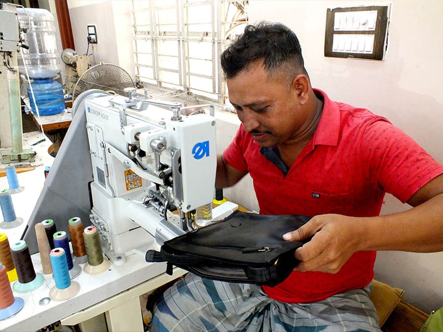 Fair Trade Ledertaschen aus Indien: Indiwieduella Wechselklappen Taschen von Artisan Well - CONTIGO Fairtrade Shop