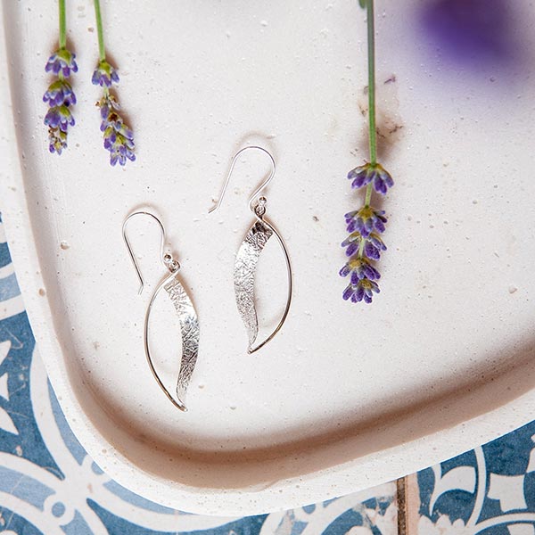 Ohrringe WAVES gehämmert, Silber / CONTIGO Fairtrade Onlineshop