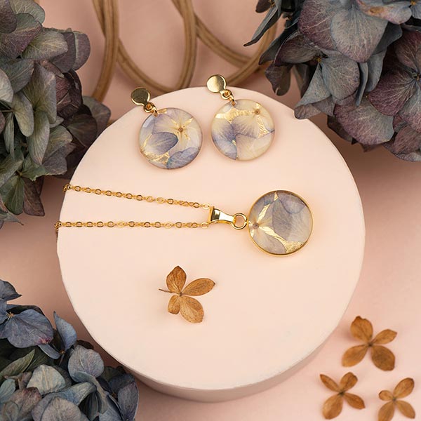 Ohrringe rund BLÜTEN flieder, vergoldet / CONTIGO Fairtrade Onlineshop