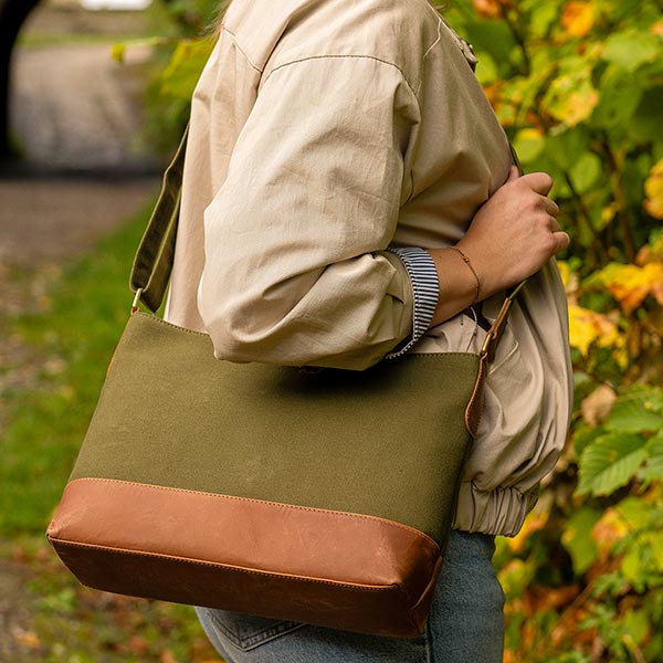 Tasche MAHILA waldgrün, Leder und Bio-Baumwollcanvas / CONTIGO Fairtrade Onlineshop