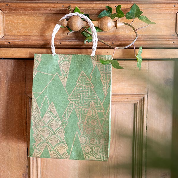 Geschenktüte S WEIHNACHTSWALD, grün-gold, Loktapapier / CONTIGO Fairtrade Onlineshop