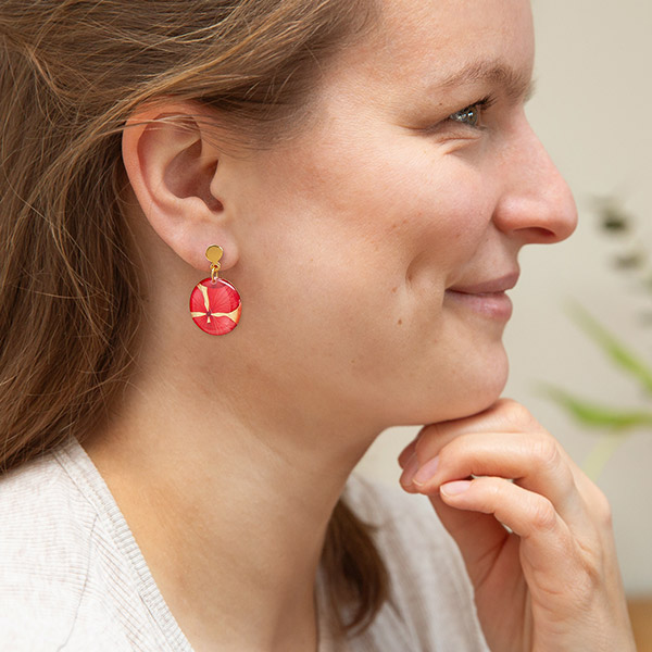 Ohrringe rund BLÜTEN rot, vergoldet / CONTIGO Fairtrade Onlineshop