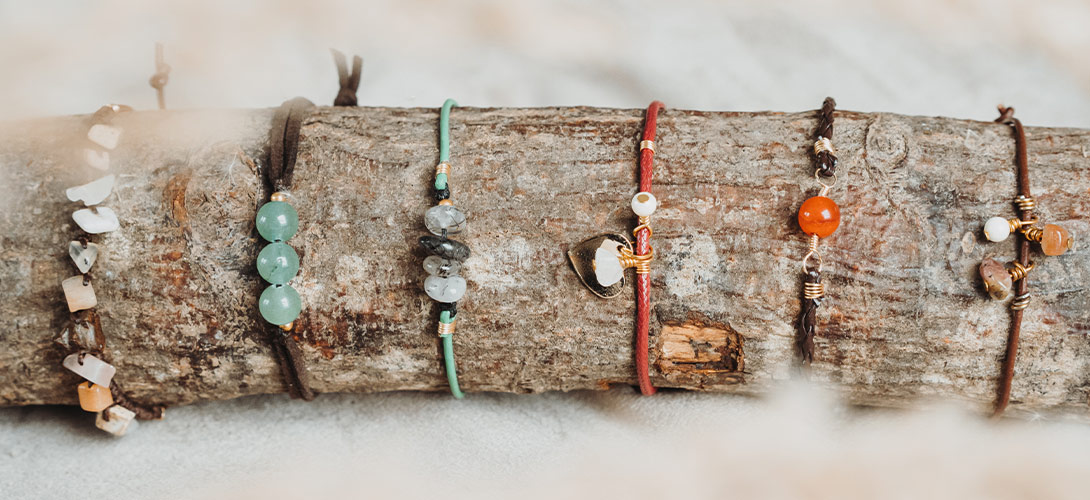 Nachhaltiger Modeschmuck kaufen Nachhaltiger Fair Trade Modeschmuck – Wunscharmbänder mit Edelsteinen, Six Whishes Armband, handgefertigte Fair Fashion Accessoires von CONTIGO Fairtrade Shop