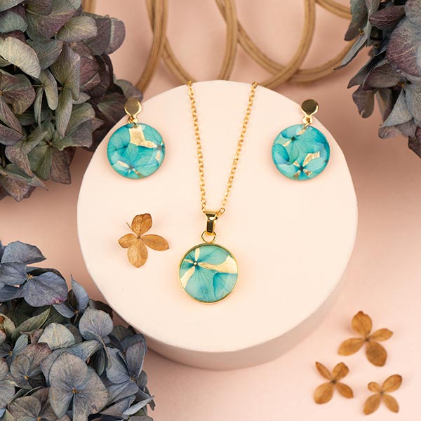 Ohrringe rund BLÜTEN aqua, vergoldet / CONTIGO Fairtrade Onlineshop