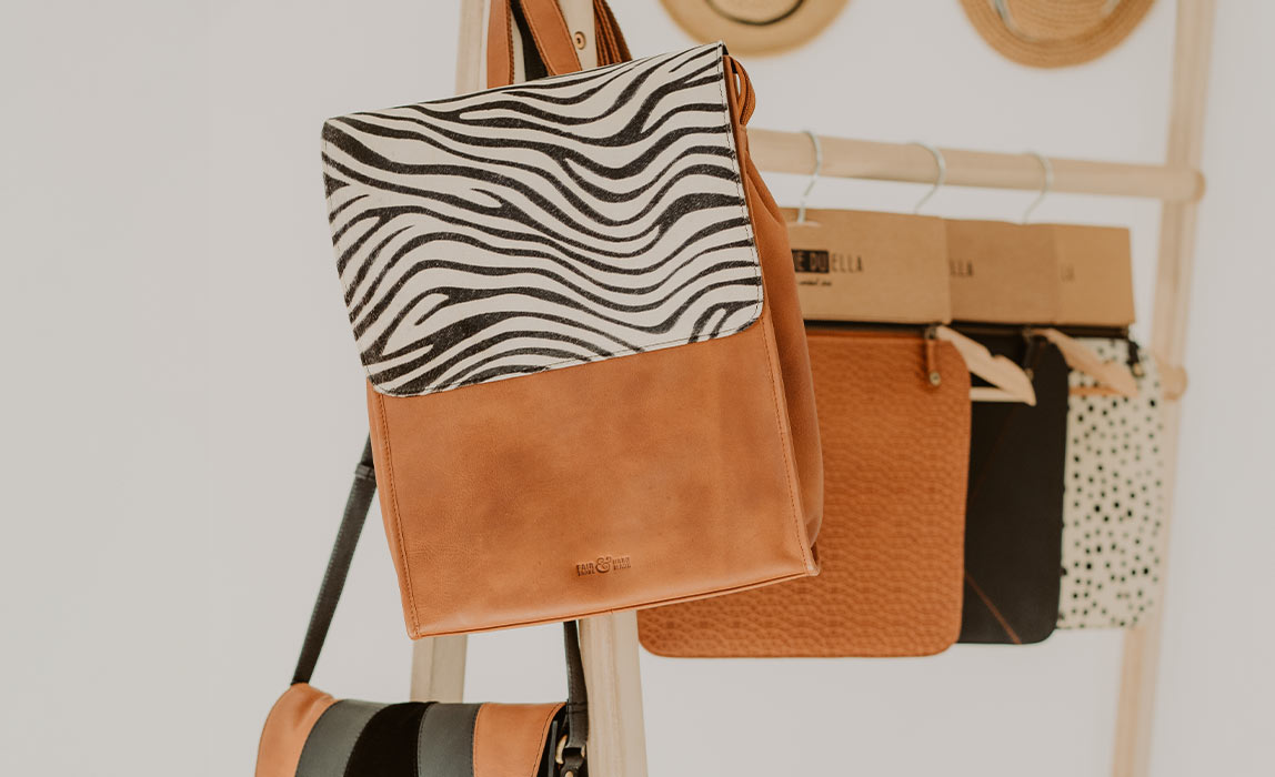 Indiwieduella Tasche und Rucksack mit Wechselklappe kaufen: Nachhaltige Fair Trade Fashion Accessoires von CONTIGO Fairtrade Shop  