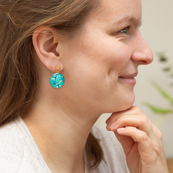 Ohrringe rund BLÜTEN aqua, vergoldet / CONTIGO Fairtrade Onlineshop