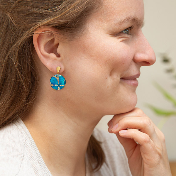Ohrringe rund BLÜTEN blau, vergoldet / CONTIGO Fairtrade Onlineshop