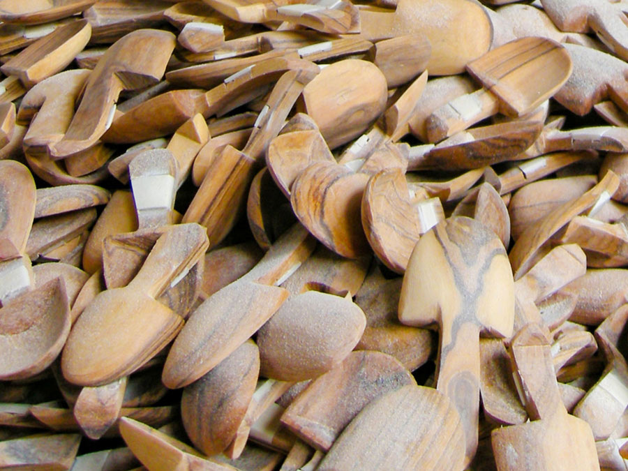 Fair Trade Holzwaren aus Kenia: Schalen und Salatbestecke aus gebatikten Knochen und Olivenholz von Asango - CONTIGO Fairtrade Shop