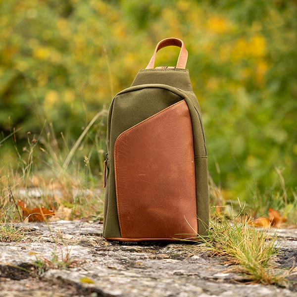 Crossbody Bag waldgrün, Leder mit Bio-Baumwollcanvas / CONTIGO Fairtrade Onlineshop