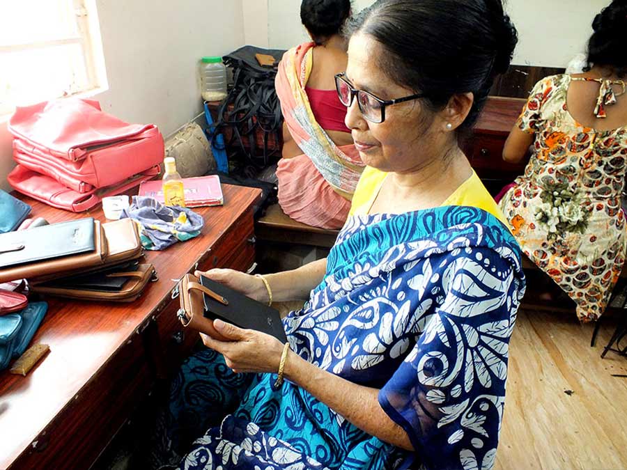 Fair Trade Ledertaschen aus Indien: Indiwieduella Wechselklappen Taschen von Artisan Well - CONTIGO Fairtrade Shop