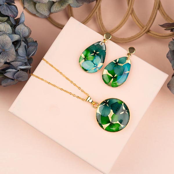 Ohrringe Drop BLÜTEN Grüntöne, vergoldet / CONTIGO Fairtrade Onlineshop