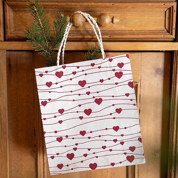Geschenktüte M HERZCHEN, natur-beere, Loktapapier / CONTIGO Fairtrade Onlineshop